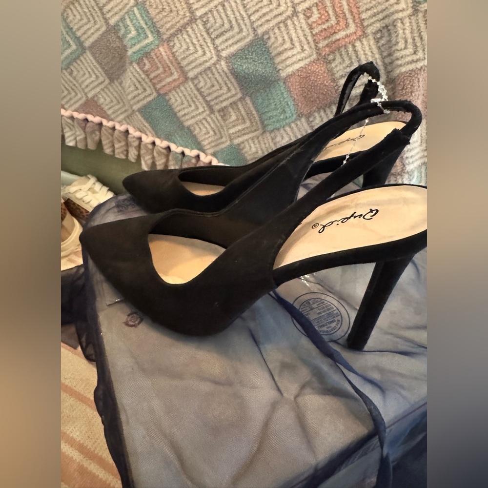 Qupid nwt size 10 Black Stiletto Slingback Heels